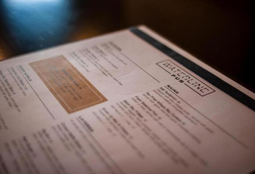 ホテル At The Helm