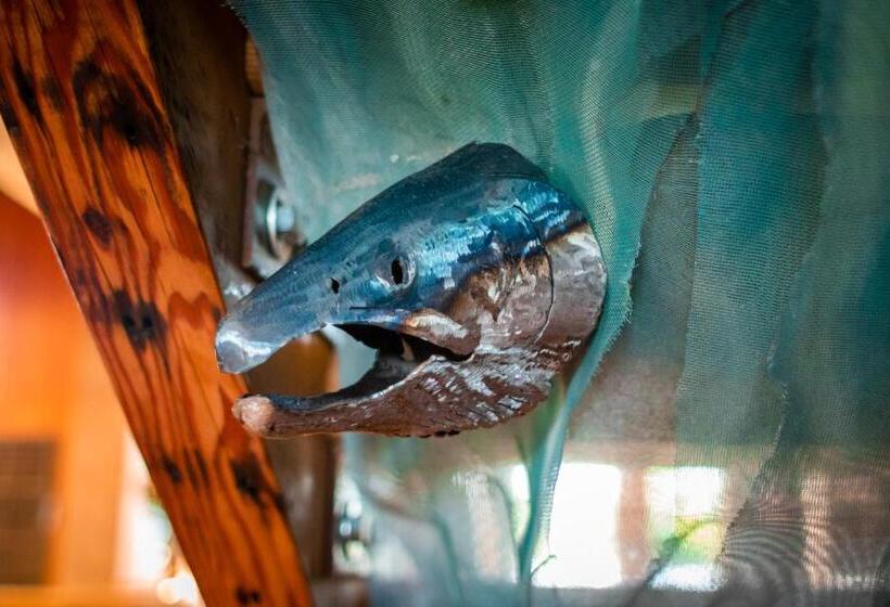 ホテル At The Helm