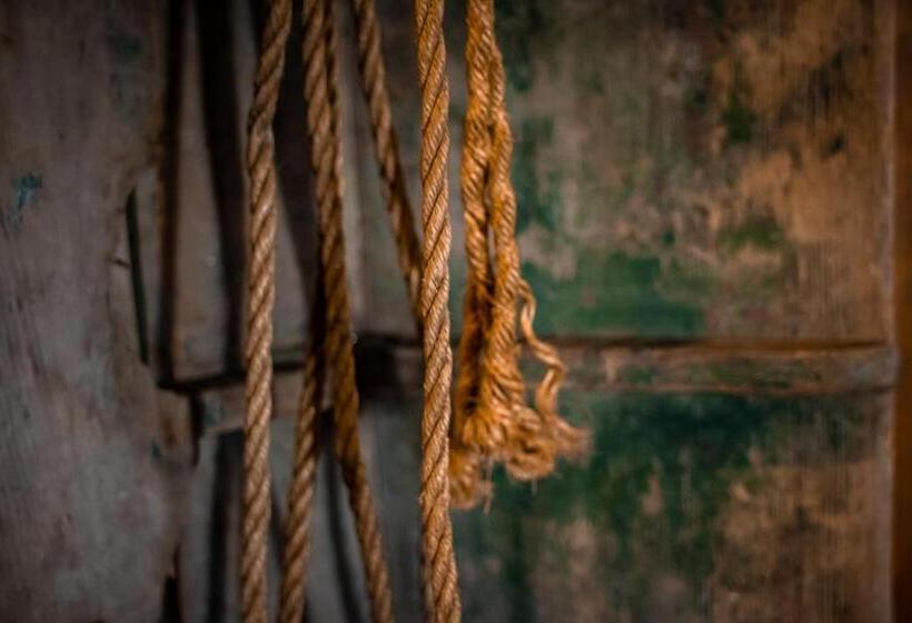 ホテル At The Helm