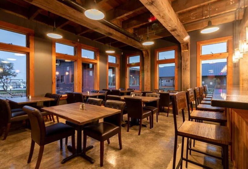 ホテル At The Helm