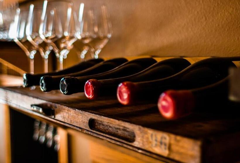 ホテル At The Helm