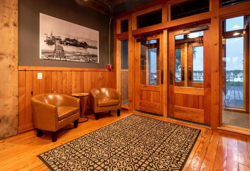 ホテル At The Helm