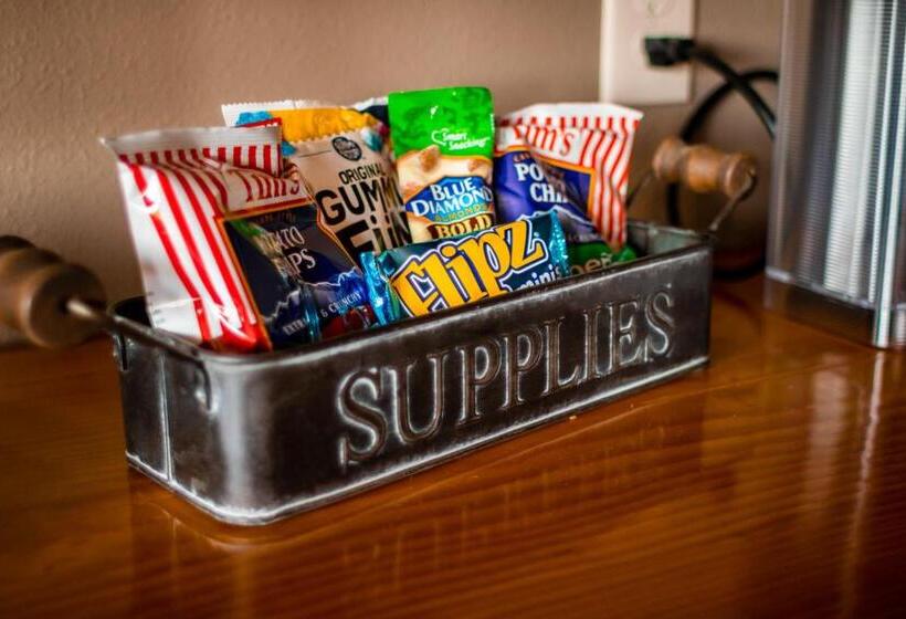 ホテル At The Helm