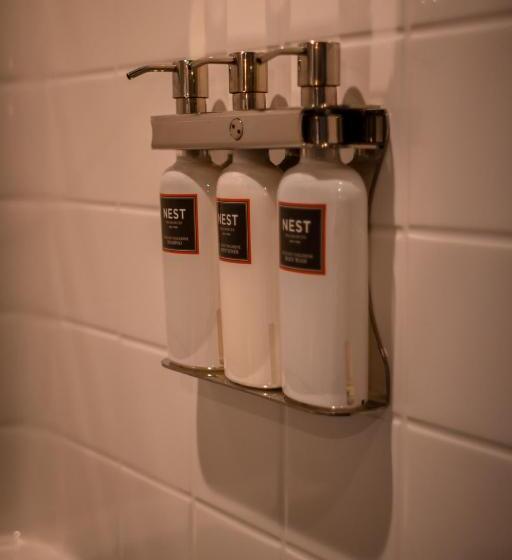 ホテル At The Helm