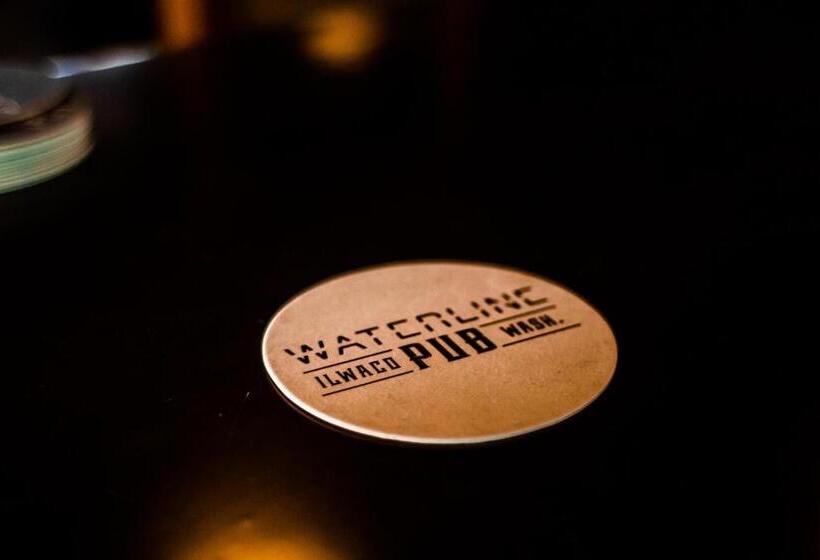 ホテル At The Helm