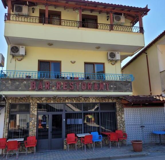 膳宿费 Nako Guest House Bar&restaurants