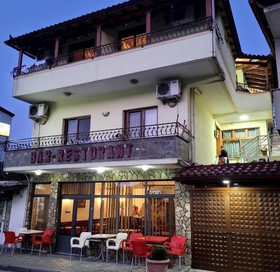 膳宿费 Nako Guest House Bar&restaurants