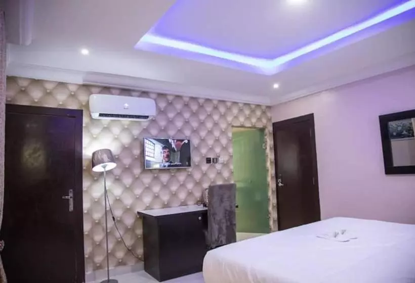 هتل Lushville  & Suites