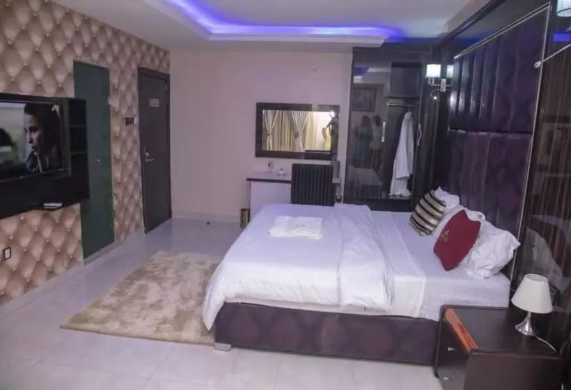 هتل Lushville  & Suites