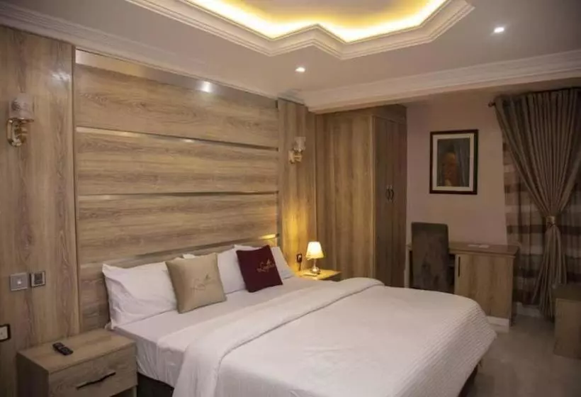 هتل Lushville  & Suites