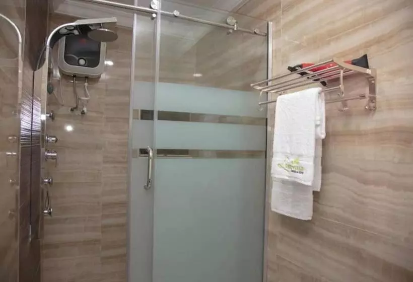 هتل Lushville  & Suites