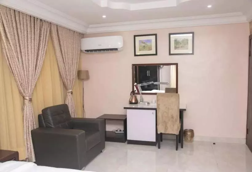 هتل Lushville  & Suites