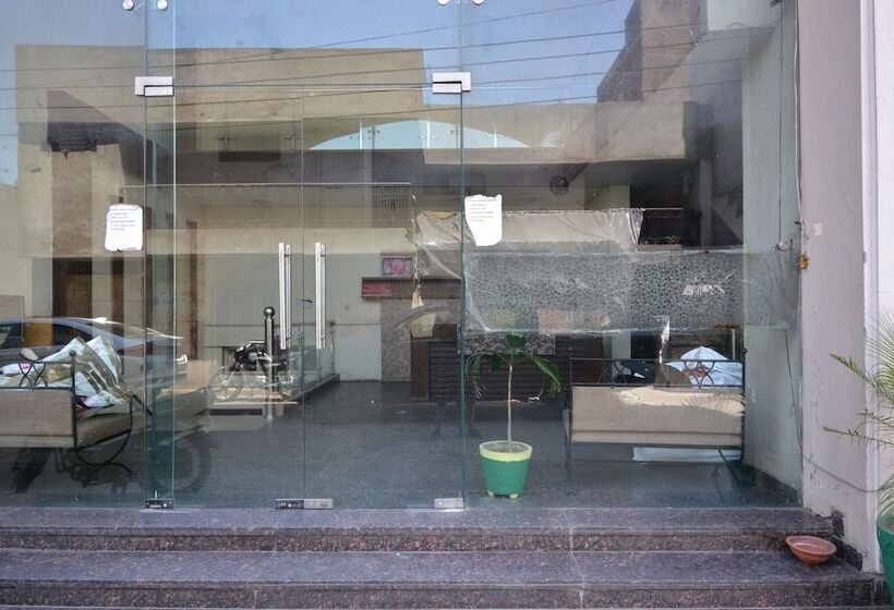 Отель Oyo 40230  Royal Palace