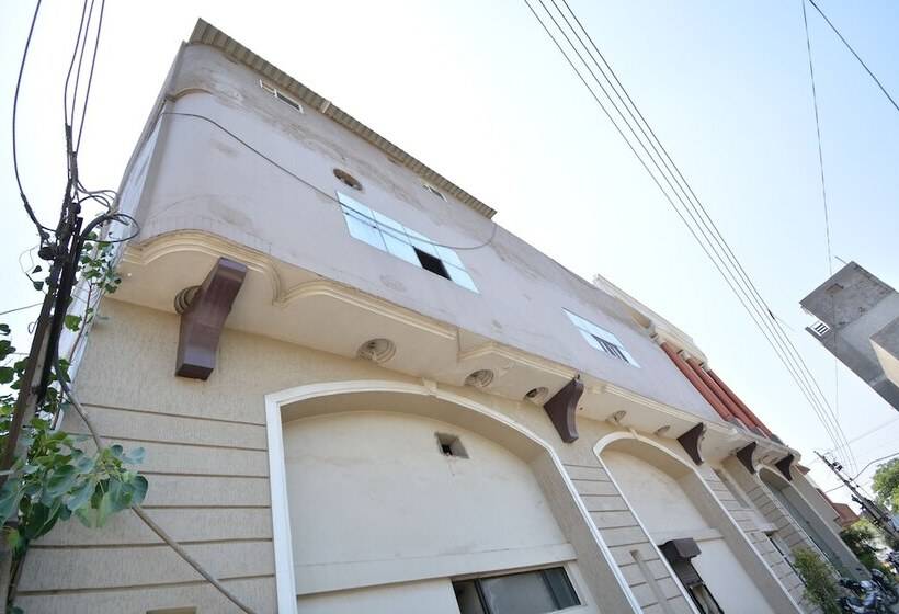 Отель Oyo 40230  Royal Palace