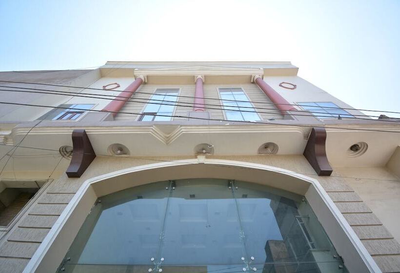 Отель Oyo 40230  Royal Palace