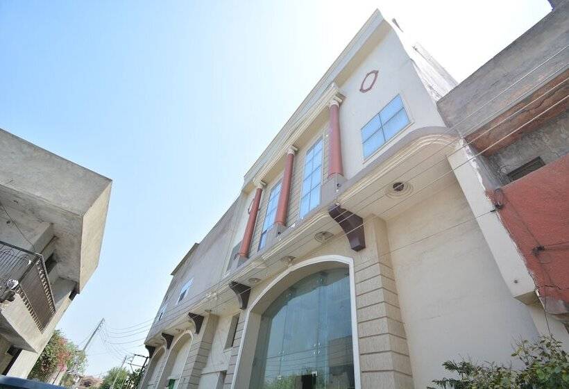 Отель Oyo 40230  Royal Palace