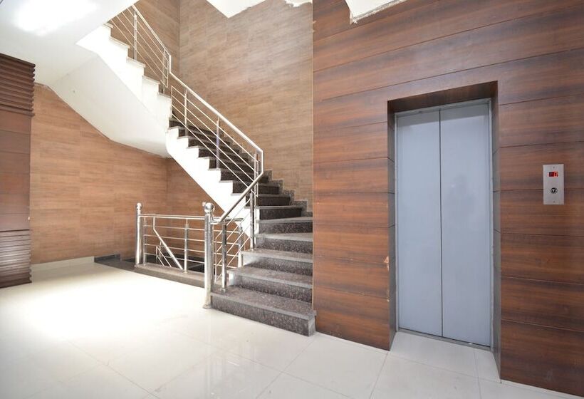 Отель Oyo 40230  Royal Palace