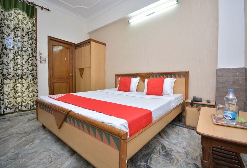 Отель Oyo 40230  Royal Palace