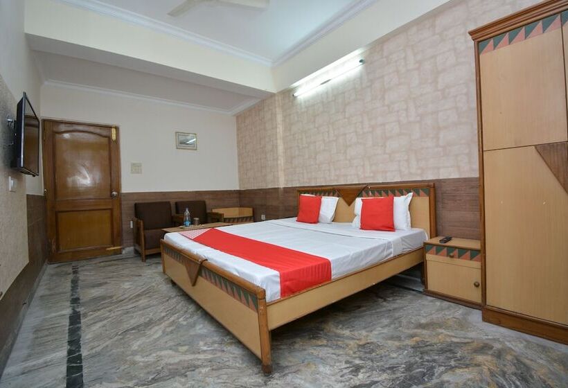 Отель Oyo 40230  Royal Palace