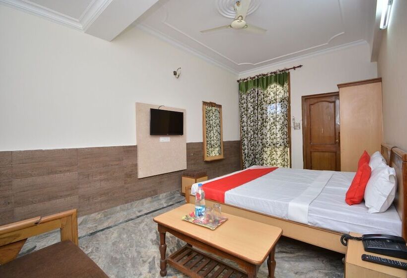 Отель Oyo 40230  Royal Palace