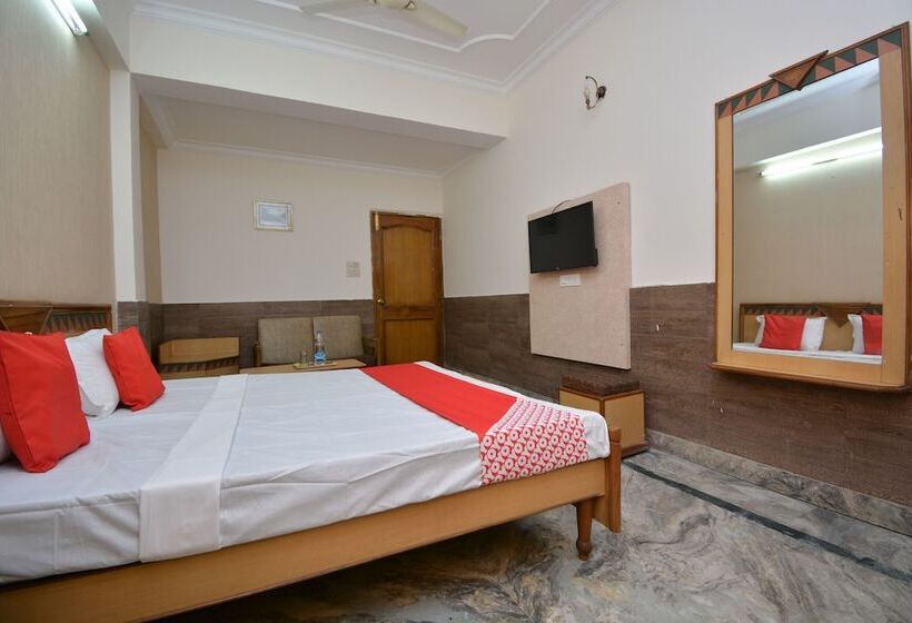 Отель Oyo 40230  Royal Palace