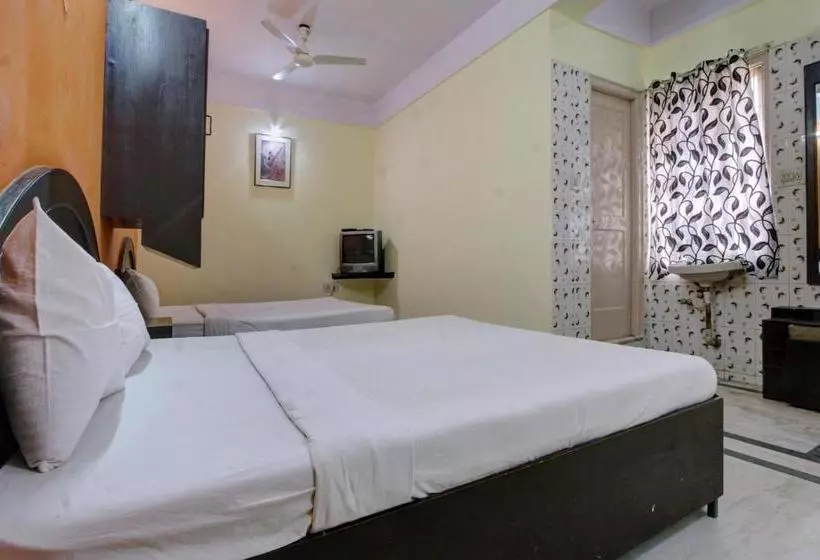 Hotelli Spot On 39787 Radha Krishna Deluxe Lodge
