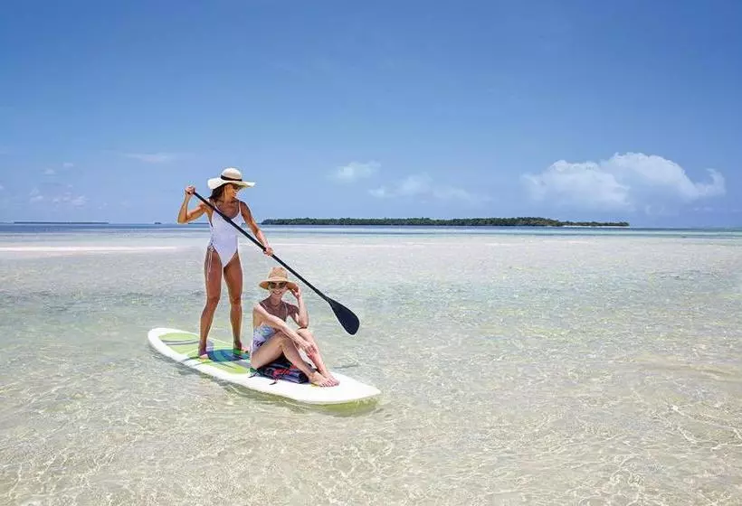 هتل Coco Plum Beach & Tennis Club & Marina