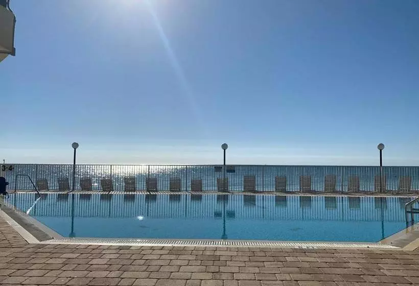 هتل Coco Plum Beach & Tennis Club & Marina