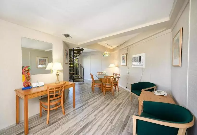 هتل Coco Plum Beach & Tennis Club & Marina