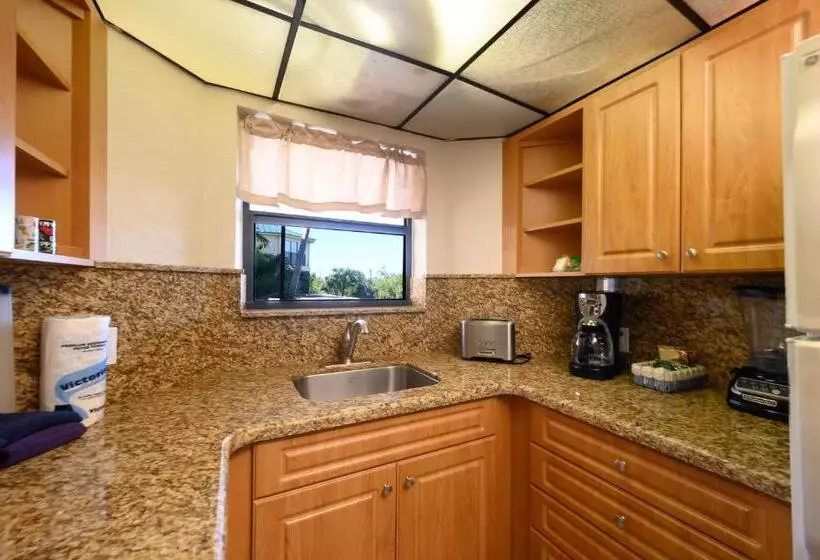 هتل Coco Plum Beach & Tennis Club & Marina