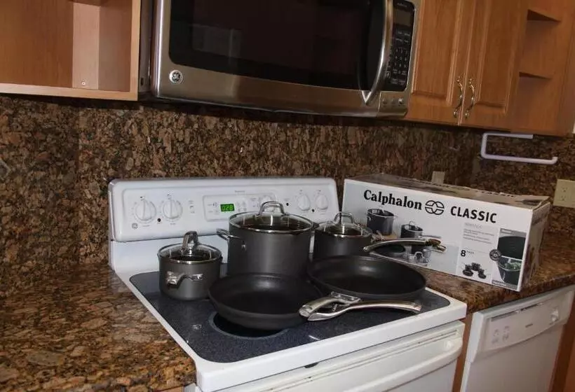 هتل Coco Plum Beach & Tennis Club & Marina