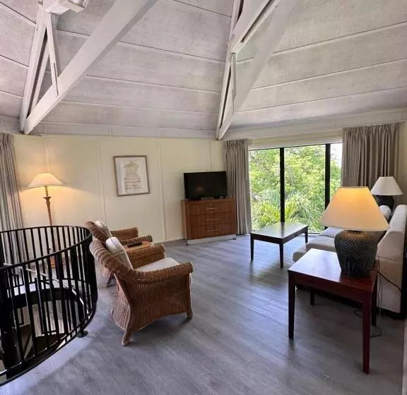 هتل Coco Plum Beach & Tennis Club & Marina