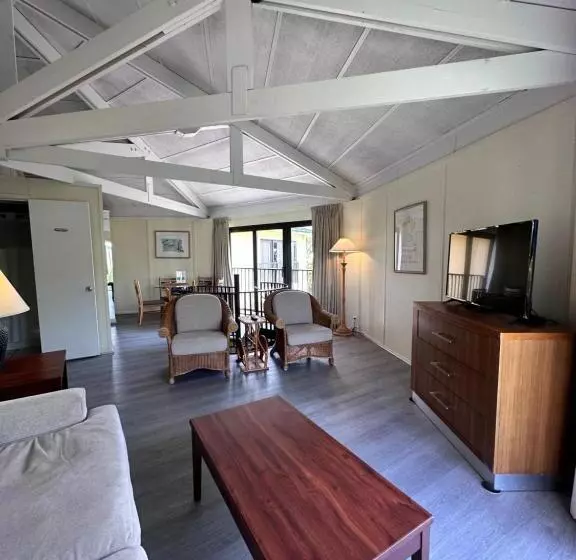 هتل Coco Plum Beach & Tennis Club & Marina