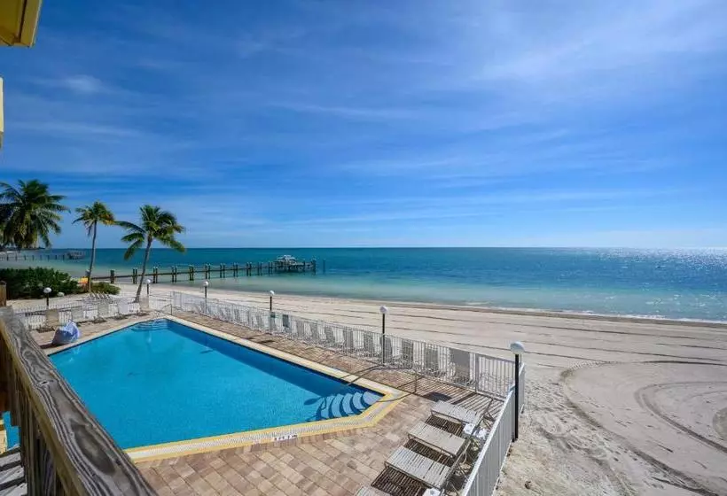 هتل Coco Plum Beach & Tennis Club & Marina