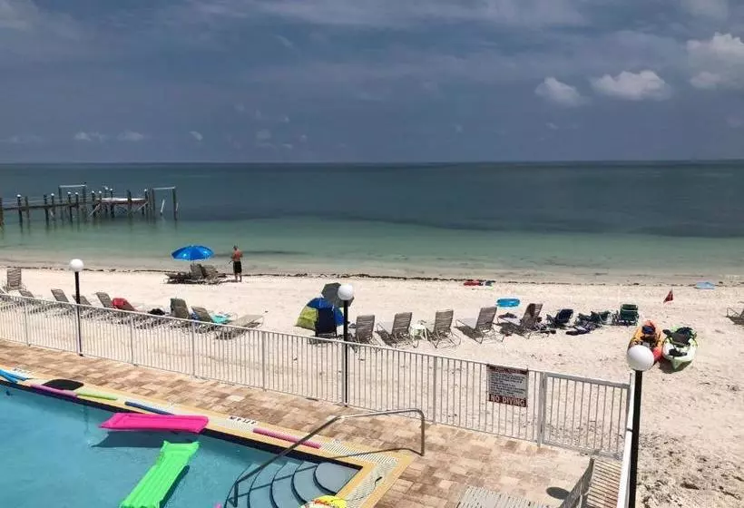 هتل Coco Plum Beach & Tennis Club & Marina