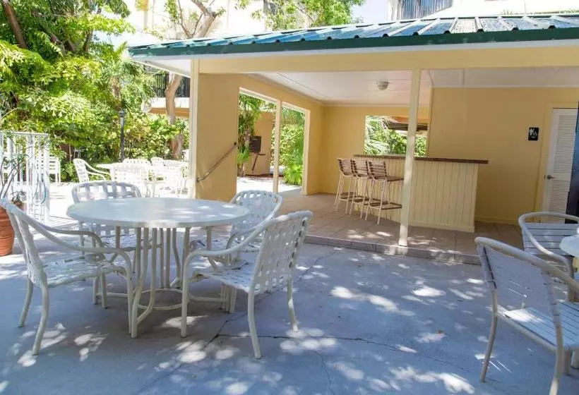 هتل Coco Plum Beach & Tennis Club & Marina