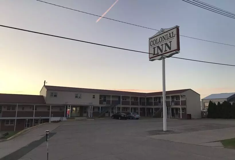 Отель Colonial Inn Dyersville
