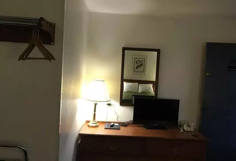 Отель Colonial Inn Dyersville