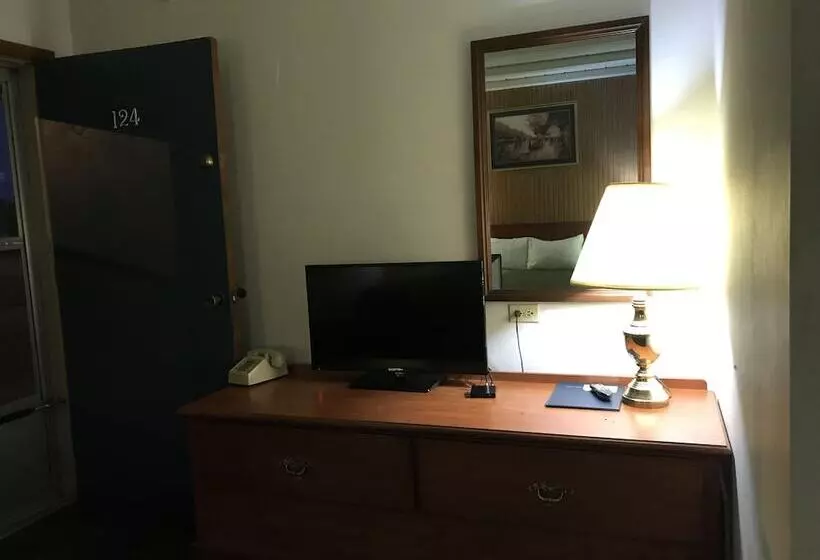 Отель Colonial Inn Dyersville