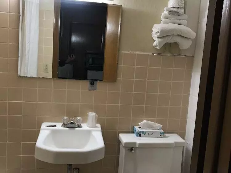 Отель Colonial Inn Dyersville