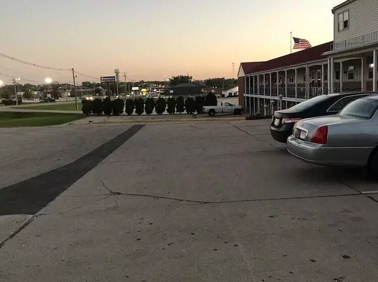 Отель Colonial Inn Dyersville