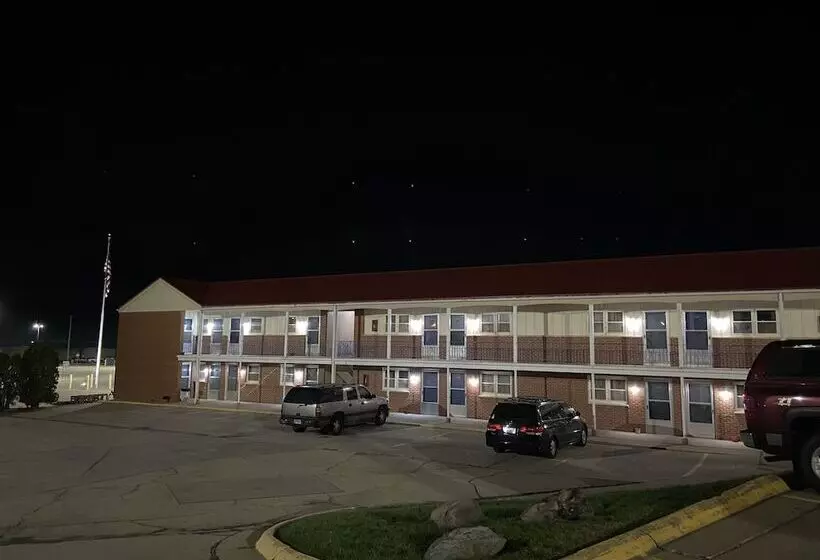 Отель Colonial Inn Dyersville