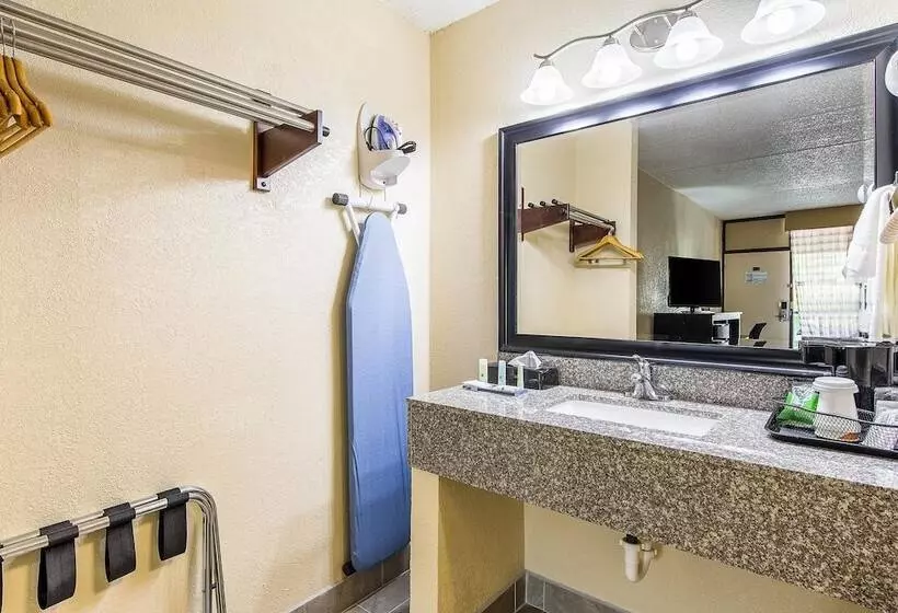 Отель Quality Inn