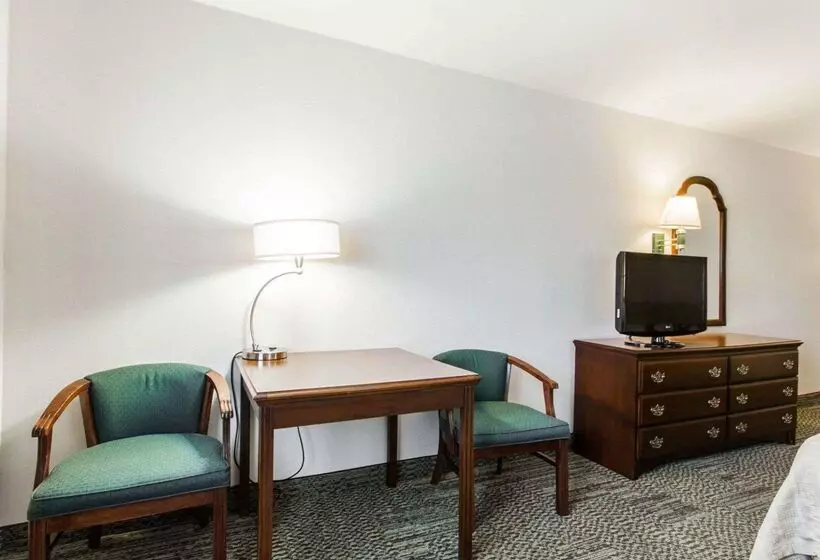 Отель Quality Inn & Suites Stoughton  Madison South