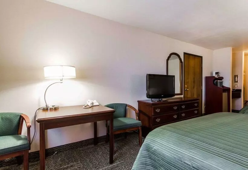 Отель Quality Inn & Suites Stoughton  Madison South