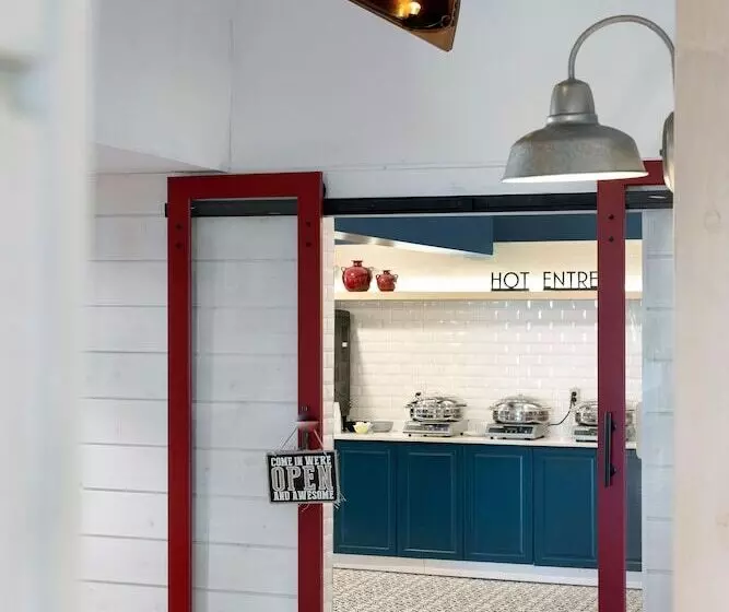 Отель Redwood Lodge