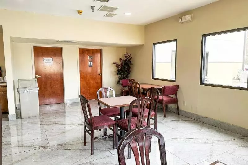 호텔 Rodeway Inn & Suites