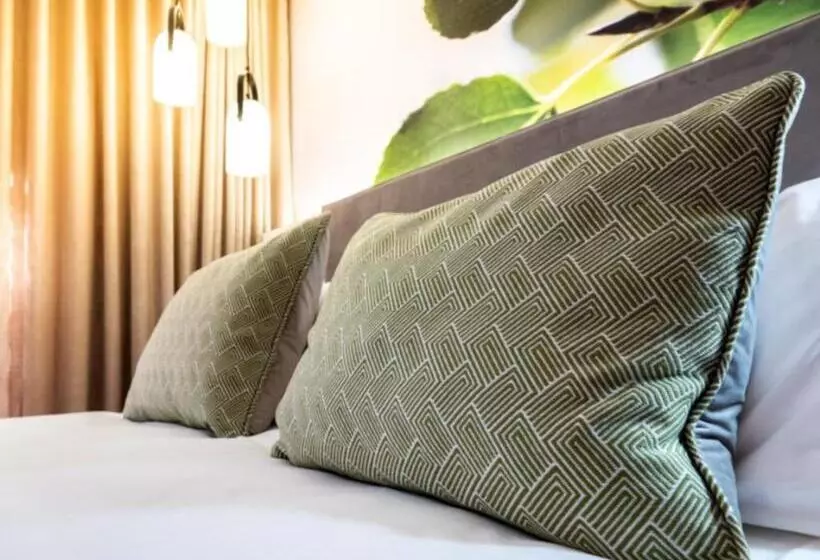 تختخواب و صبحانه The Windhoek Luxury Suites