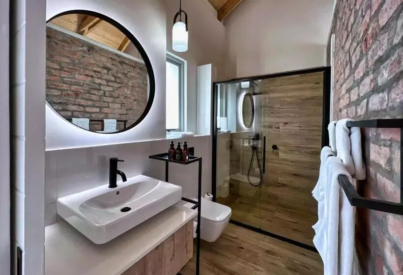 تختخواب و صبحانه The Windhoek Luxury Suites