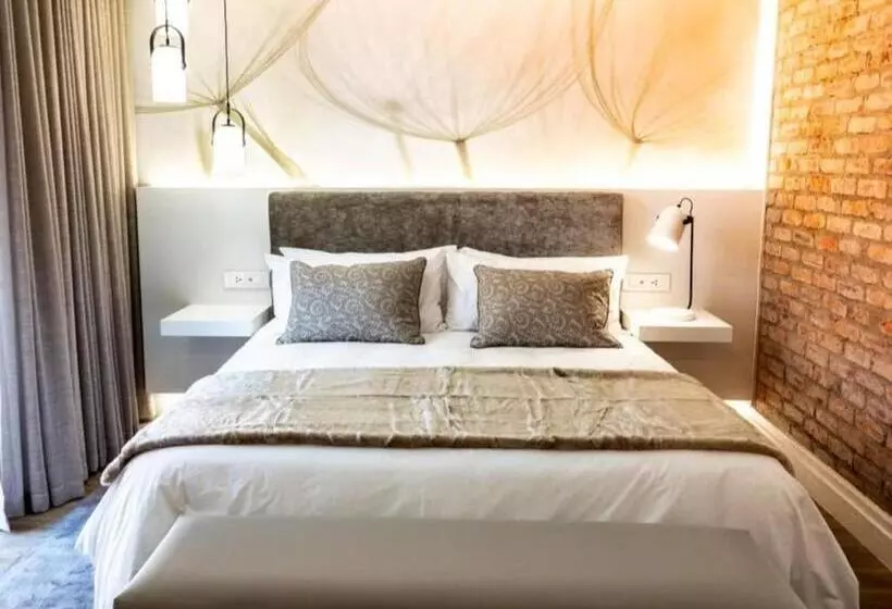 تختخواب و صبحانه The Windhoek Luxury Suites